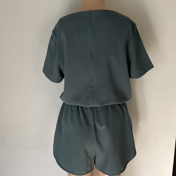 Super Comfy Light Green Short Sleeve Romper with Elastic Waist size L - Picture 3 of 3
